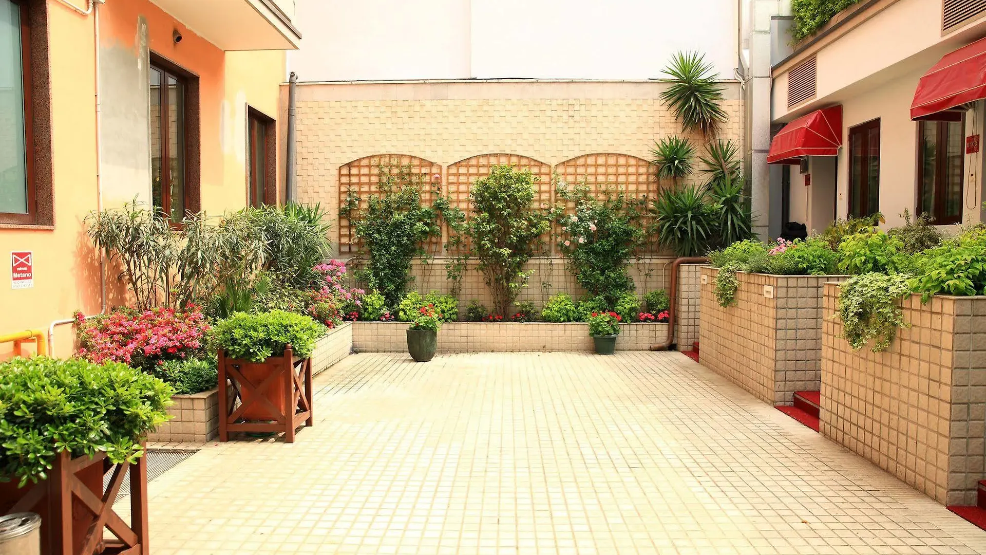 Hotel Huaxia Milano 4*,  Italia